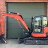 Mini-pelle avec cabine climatisée 2016 Kubota KX057-4 Occasion Très bon état — image 12
