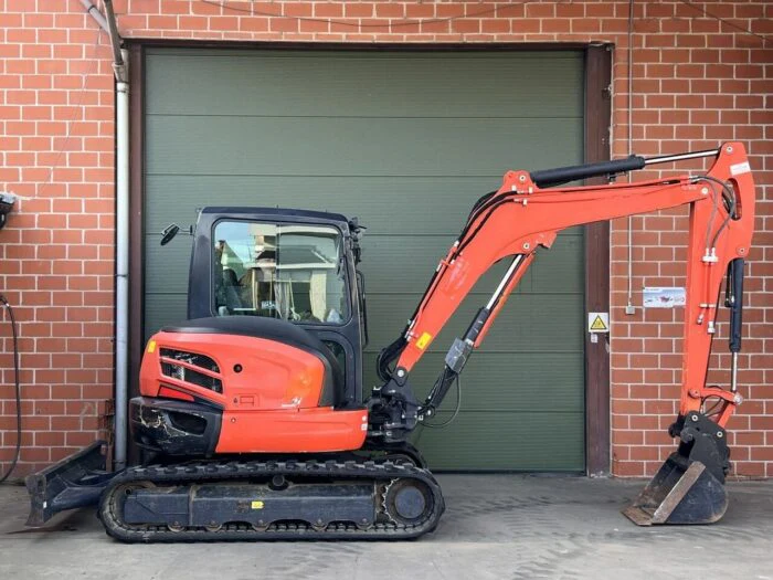 KubotaKX057-4_2016_1024x1024 Mini-pelle avec cabine climatisée 2016 Kubota KX057-4 Occasion Très bon état — image 2