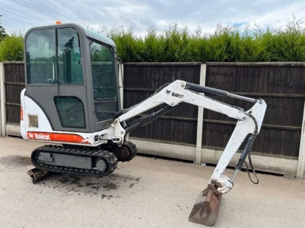 63GEY Bobcat 320 , 1,5T + 3 Godets — image 4