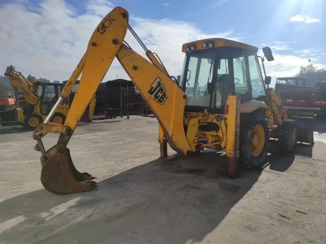 76TGFVY Tractopelle polyvalent et robuste JCB 3CX 2000 — image 3