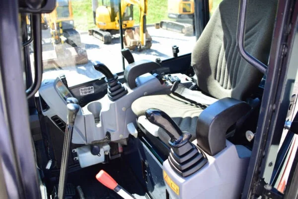 BD VE5 Kubota U 27-4 + 3 Godets et Attache rapide 2015 — image 3