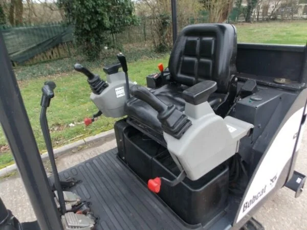 BEG5G Bobcat E14, 1.5T 2013 et remorque 2,6T — image 2