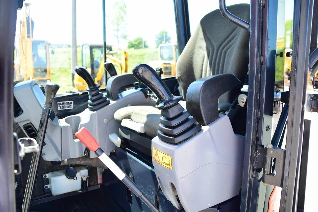 BNJE7E9 Kubota U 27-4 + 3 Godets et Attache rapide 2015 — image 5