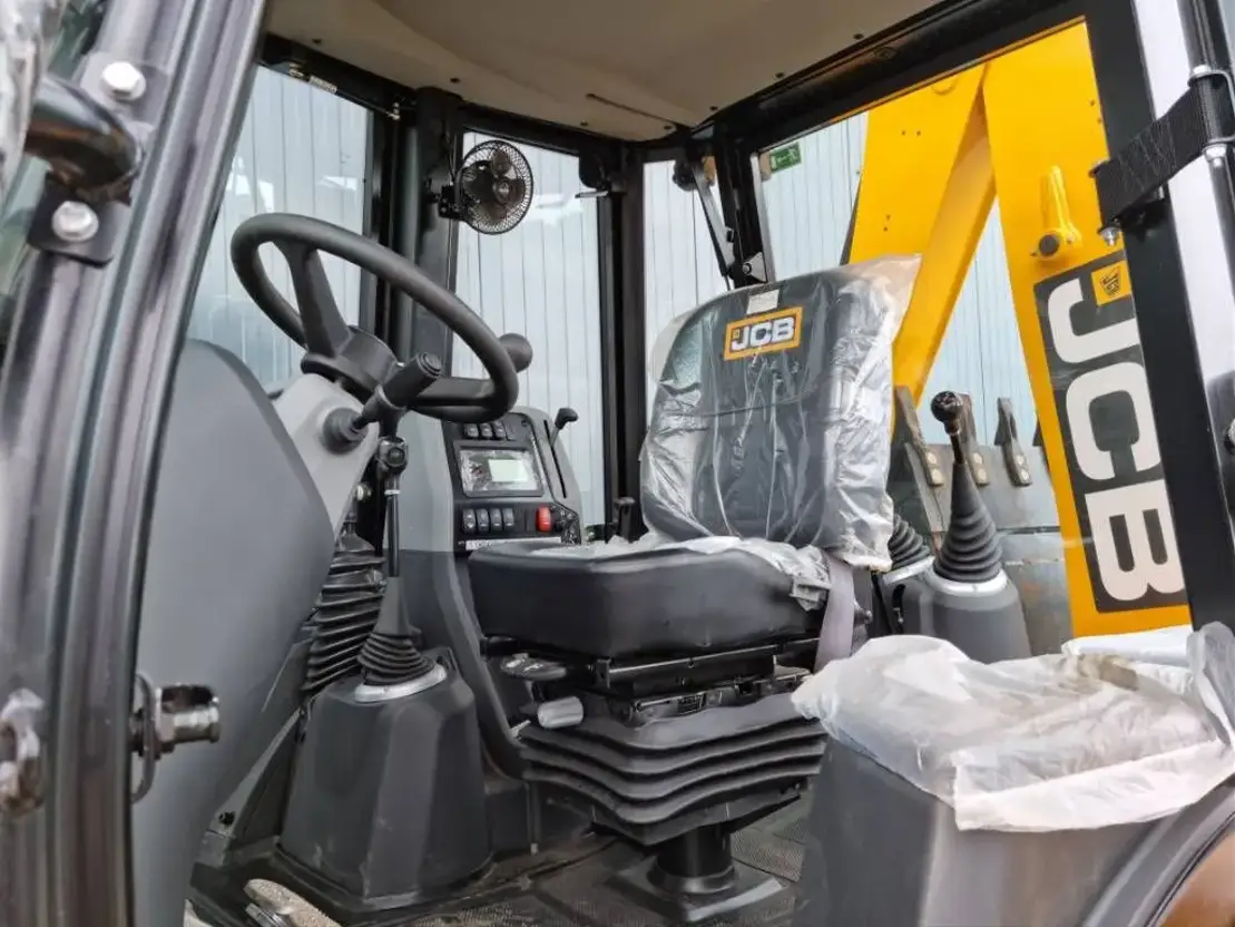 BTY67YO JCB 3DX — image 4