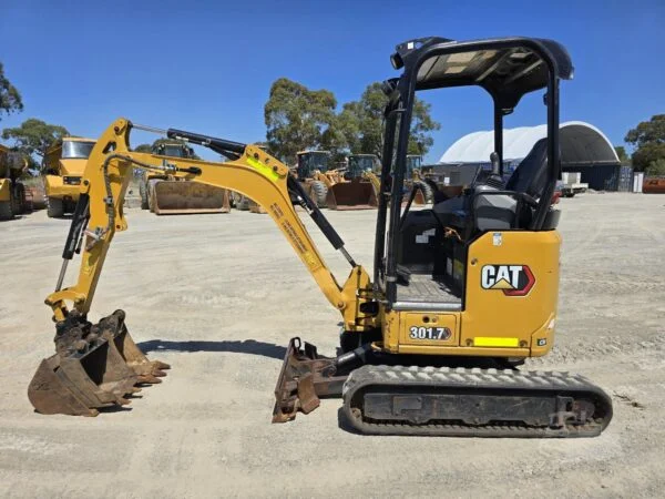 CCBNR8J Caterpillar 301.7 CR + 3 Godets + Remorque 2021 — image 9