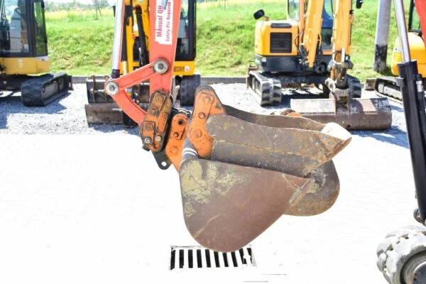 DGET6ZG Kubota U 27-4 + 3 Godets et Attache rapide 2015 — image 11