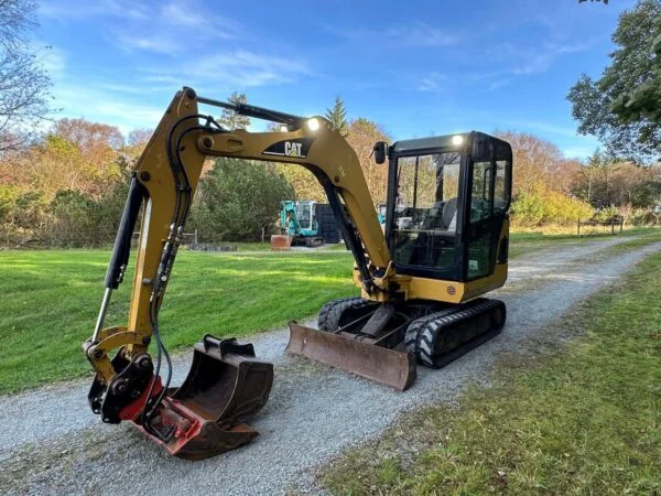 FGT667 Cat 302.5C + 4 Godets et Inclinable 2006 — image 17