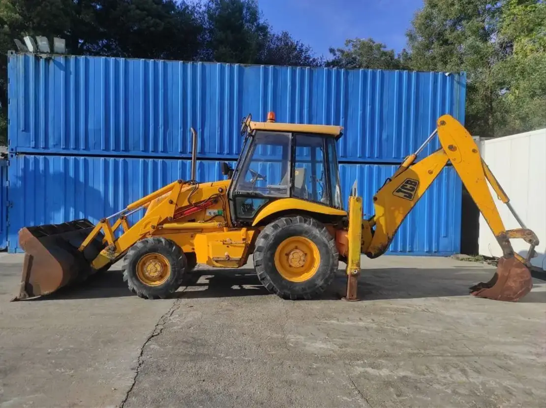 Tractopelle polyvalent et robuste JCB 3CX 2000 — image 12