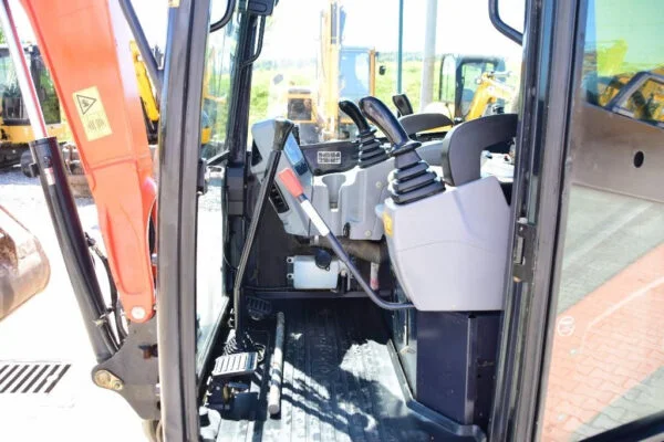 NI8Z6YZH Kubota U 27-4 + 3 Godets et Attache rapide 2015 — image 18