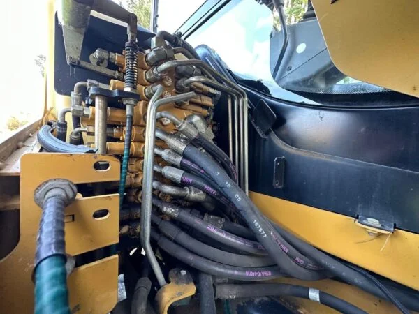 T577T Cat 302.5C + 4 Godets et Inclinable 2006 — image 30