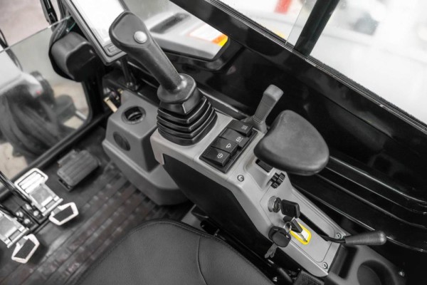 Minipelle_Bobmaster_Ultimate_2600_kg_avec_bras_pivotant_08_25555_600x600 Compartec Mini-pelle Bobmaster Ultimate Moteur diesel Yanmar, 2680 kg avec bras articulé + joystick — image 8