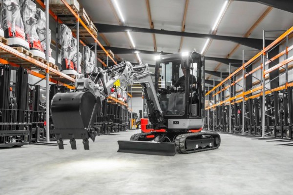 Minipelle_Bobmaster_Ultimate_2600_kg_avec_bras_pivotant_10_25557_600x600 Compartec Mini-pelle Bobmaster Ultimate Moteur diesel Yanmar, 2680 kg avec bras articulé + joystick — image 10