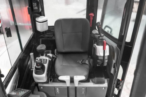 Minipelle_Bobmaster_Ultimate_2600_kg_avec_bras_pivotant_15_25562_600x600 Compartec Mini-pelle Bobmaster Ultimate Moteur diesel Yanmar, 2680 kg avec bras articulé + joystick — image 15