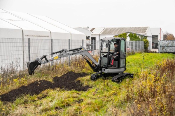 Minipelle_Bobmaster_Ultimate_2600_kg_avec_bras_pivotant_16_25563_600x600 Compartec Mini-pelle Bobmaster Ultimate Moteur diesel Yanmar, 2680 kg avec bras articulé + joystick — image 16