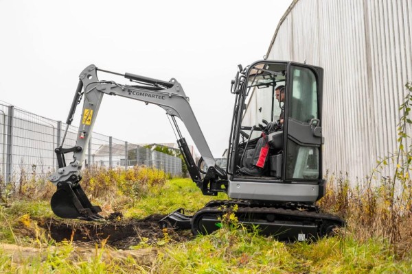 Minipelle_Bobmaster_Ultimate_2600_kg_avec_bras_pivotant_17_25564_600x600 Compartec Mini-pelle Bobmaster Ultimate Moteur diesel Yanmar, 2680 kg avec bras articulé + joystick — image 17