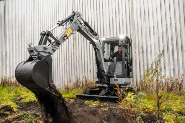 Minipelle_Bobmaster_Ultimate_2600_kg_avec_bras_pivotant_20_25567_600x600 Compartec Mini-pelle Bobmaster Ultimate Moteur diesel Yanmar, 2680 kg avec bras articulé + joystick — image 20