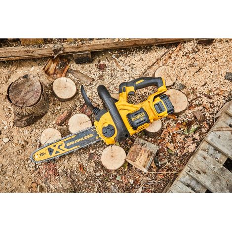 DEWALT Dewalt – Tronçonneuse élagueuse 18V – Moteur Brushless – Longueur de guide 30 cm – Batterie 5Ah pour 70 coupes par charge vue 8 DEWALT Dewalt – Tronçonneuse élagueuse 18V – Moteur Brushless – Longueur de guide 30 cm – Batterie 5Ah pour 70 coupes par charge vue 8