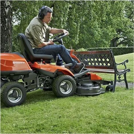 HUSQVARNA Husqvarna – Tondeuse autoportée 413cc 11.3Hp – Largeur de coupe 94cm – Démarrage clé en main – Transmission hydrostatique vue 2 HUSQVARNA Husqvarna – Tondeuse autoportée 413cc 11.3Hp – Largeur de coupe 94cm – Démarrage clé en main – Transmission hydrostatique vue 2